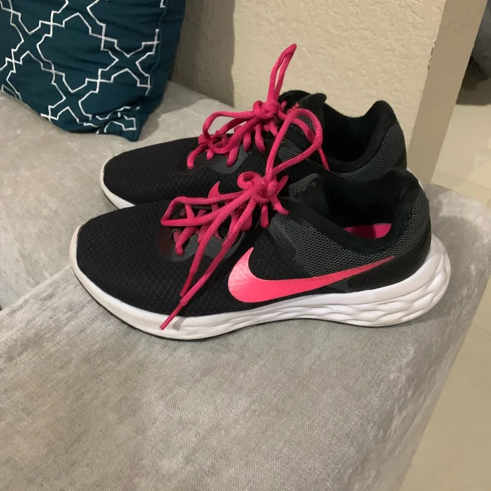 Women’s Nike Sneakers - Picture 3 of 3